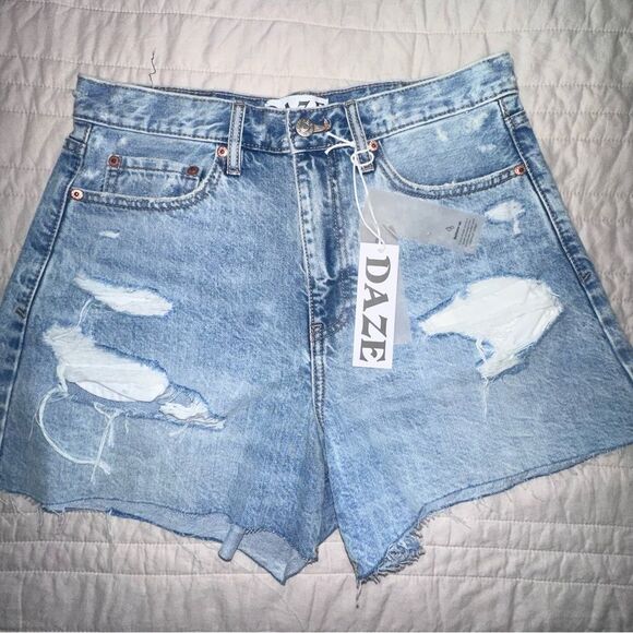 Daze Denim Knockout High Rise Distressed Denim Shorts Size 29 - Picture 1 of 3